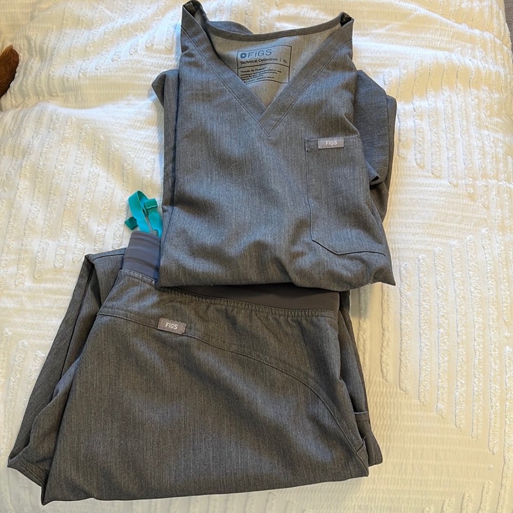 ✨FIGS SCRUBS✨ perfect condition/never worn